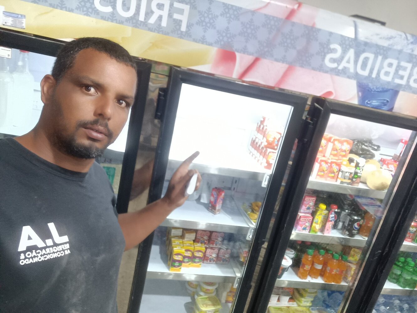 Jaime atendendo expositor em estabelecimento comercial