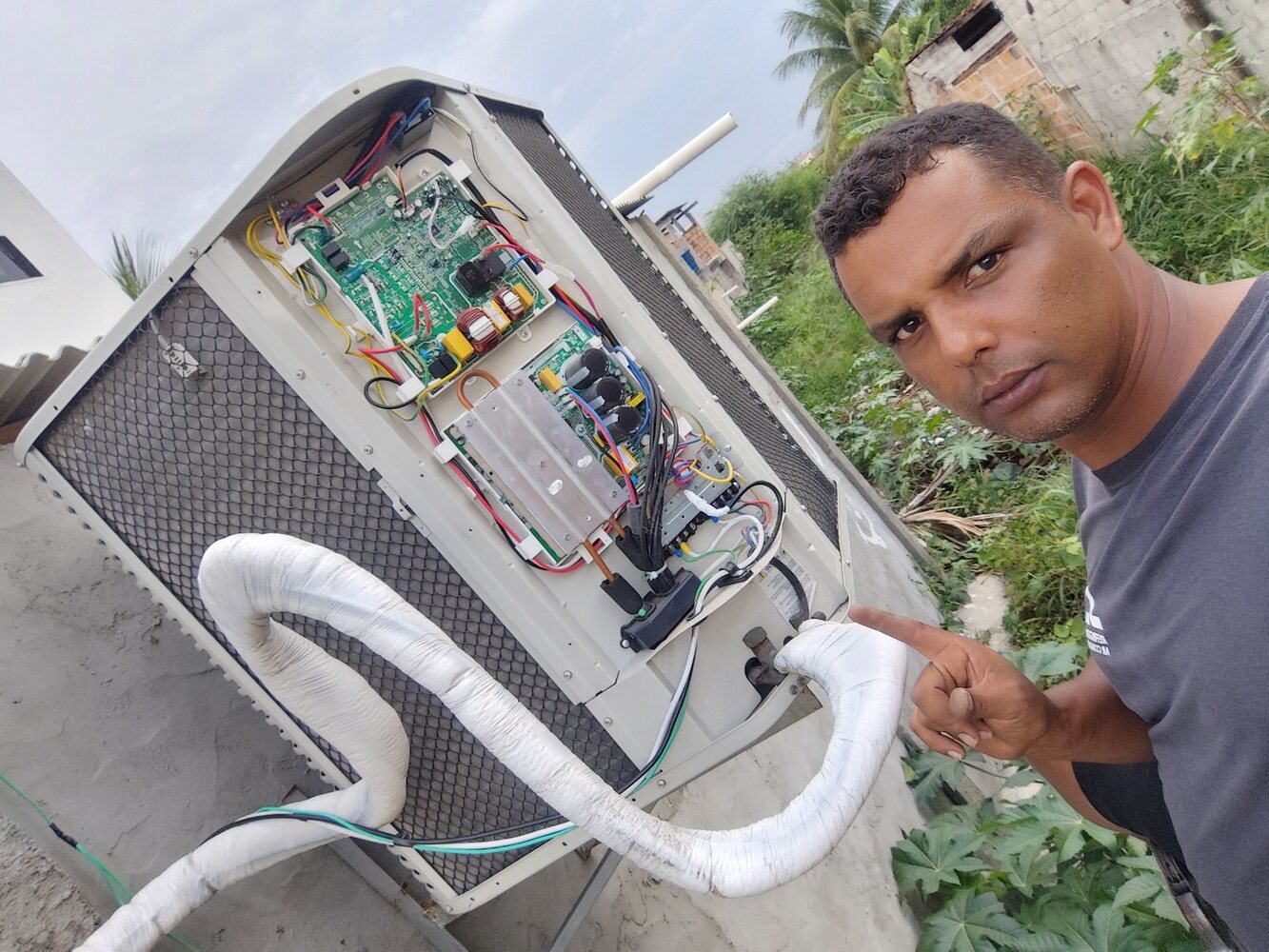 Jaime realizando manutenção em condensadora inverter